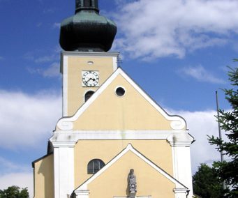 Pfarrkirche Thaya (1175) – mit Karner und Meditationsgarten